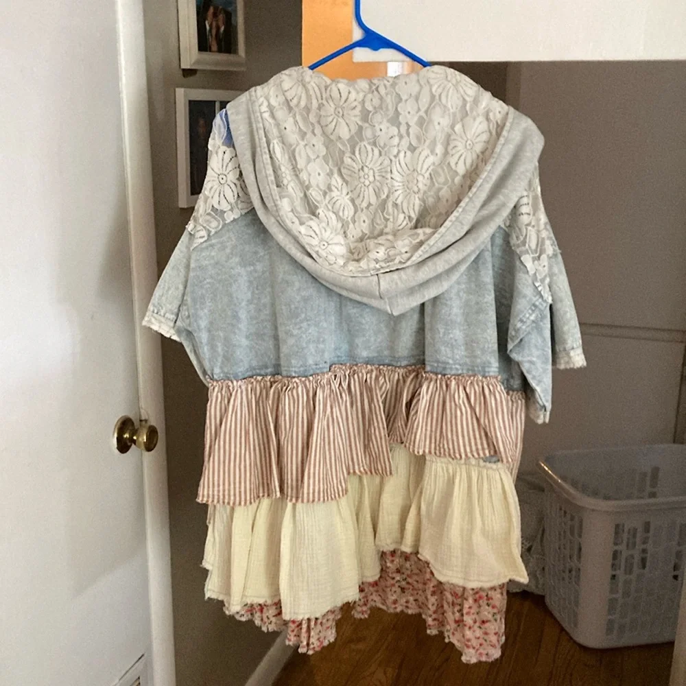 Cute Oli and Hali tiered shirt - Picture 2 of 7